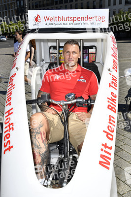 Fototermin zum 16. Internationalen Weltblutspendertag am Brandenburger Tor in Berlin