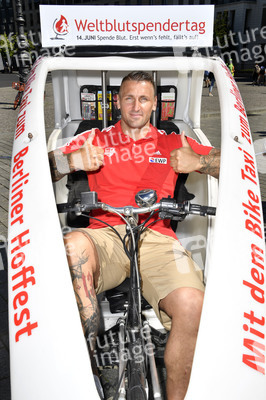 Fototermin zum 16. Internationalen Weltblutspendertag am Brandenburger Tor in Berlin