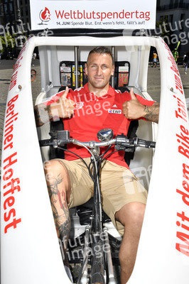 Fototermin zum 16. Internationalen Weltblutspendertag am Brandenburger Tor in Berlin