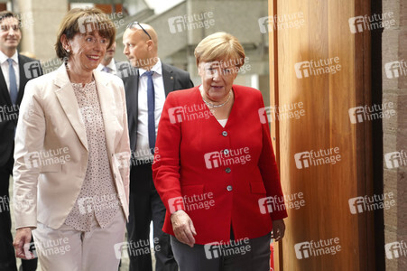 Eintrag von Bundeskanzlerin Angela Merkel in das Goldene Buch der Stadt Köln