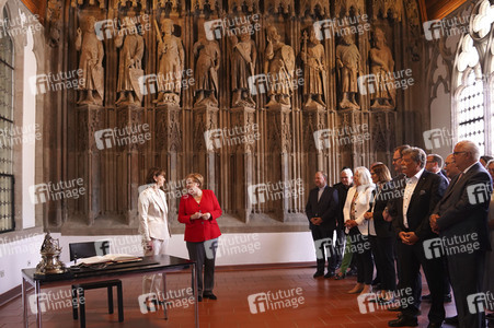 Eintrag von Bundeskanzlerin Angela Merkel in das Goldene Buch der Stadt Köln