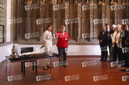 Eintrag von Bundeskanzlerin Angela Merkel in das Goldene Buch der Stadt Köln