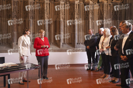 Eintrag von Bundeskanzlerin Angela Merkel in das Goldene Buch der Stadt Köln