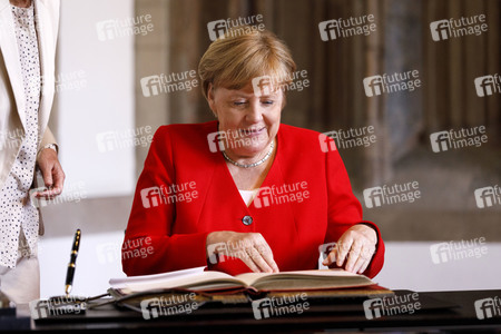 Eintrag von Bundeskanzlerin Angela Merkel in das Goldene Buch der Stadt Köln