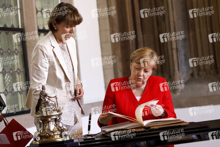 Eintrag von Bundeskanzlerin Angela Merkel in das Goldene Buch der Stadt Köln