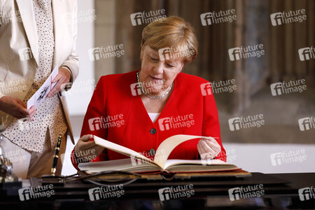 Eintrag von Bundeskanzlerin Angela Merkel in das Goldene Buch der Stadt Köln