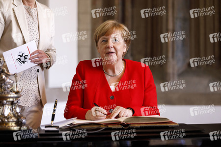 Eintrag von Bundeskanzlerin Angela Merkel in das Goldene Buch der Stadt Köln