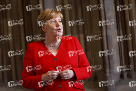Eintrag von Bundeskanzlerin Angela Merkel in das Goldene Buch der Stadt Köln