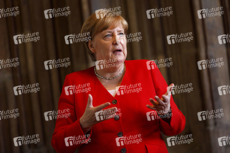 Eintrag von Bundeskanzlerin Angela Merkel in das Goldene Buch der Stadt Köln