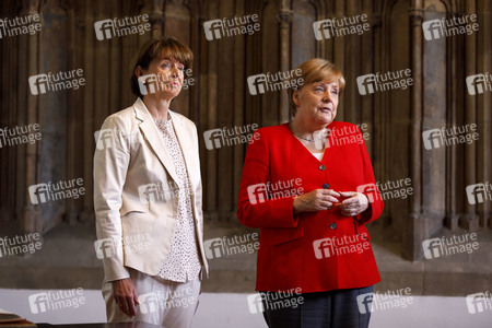 Eintrag von Bundeskanzlerin Angela Merkel in das Goldene Buch der Stadt Köln