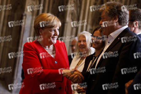 Eintrag von Bundeskanzlerin Angela Merkel in das Goldene Buch der Stadt Köln