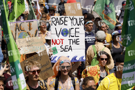 'Ende Gelände' Demonstration in Hochneukirch