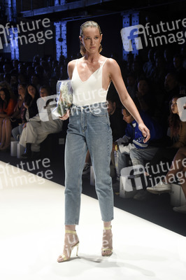LeGer by Lena Gercke Fashion Show auf der About You Fashion Week in Berlin