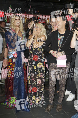 Eröffnung der Porno Karaoke Bar in Hamburg