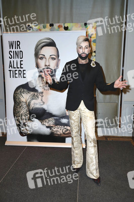 PETA-Kampagne mit Harald Glööckler in Hamburg