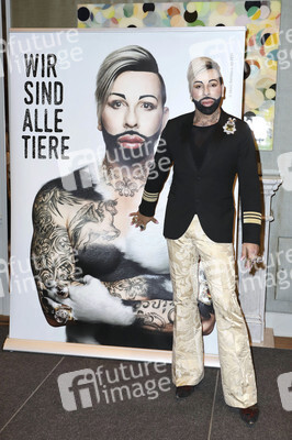PETA-Kampagne mit Harald Glööckler in Hamburg