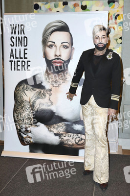 PETA-Kampagne mit Harald Glööckler in Hamburg