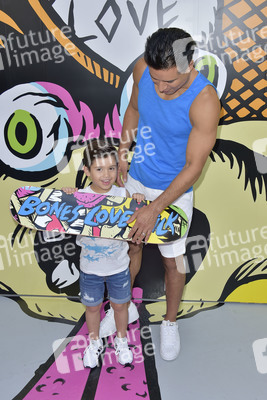 Start der Kampagne 'Bones Love Milk' in Huntington Beach