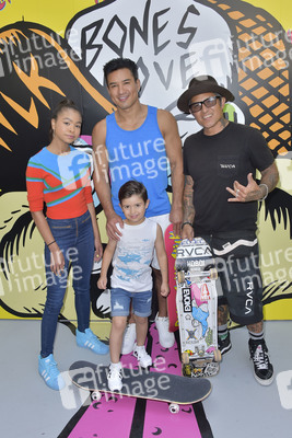 Start der Kampagne 'Bones Love Milk' in Huntington Beach