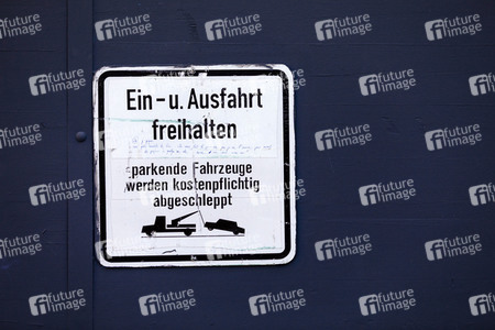 Symbolfoto Ausfahrt freihalten