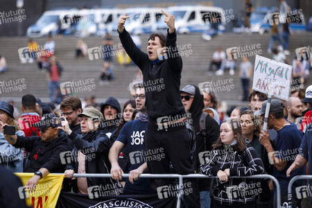 Mahnwache und Gegedemo in Köln