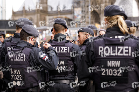 Mahnwache und Gegedemo in Köln