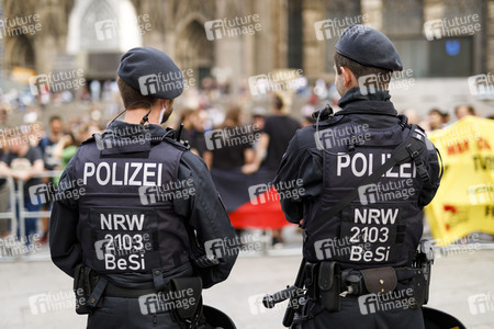 Mahnwache und Gegedemo in Köln