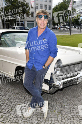 Theaterpremiere 'Zuhause bin ich Darling' in Berlin