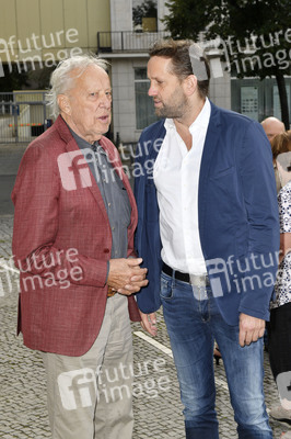 Theaterpremiere 'Zuhause bin ich Darling' in Berlin