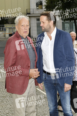 Theaterpremiere 'Zuhause bin ich Darling' in Berlin