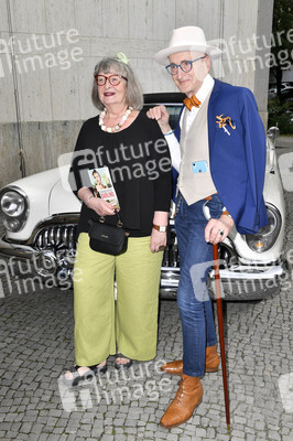 Theaterpremiere 'Zuhause bin ich Darling' in Berlin