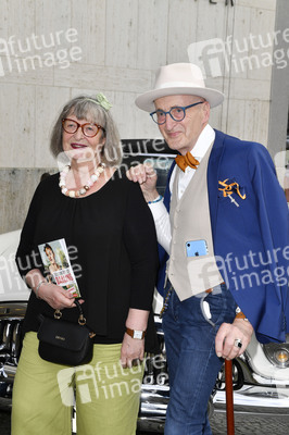 Theaterpremiere 'Zuhause bin ich Darling' in Berlin