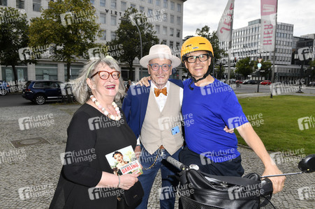 Theaterpremiere 'Zuhause bin ich Darling' in Berlin