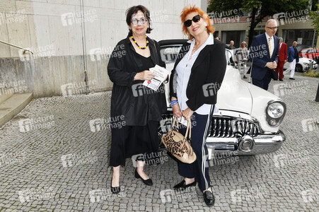 Theaterpremiere 'Zuhause bin ich Darling' in Berlin