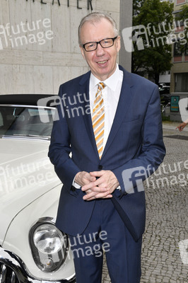 Theaterpremiere 'Zuhause bin ich Darling' in Berlin