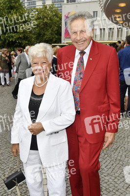 Theaterpremiere 'Zuhause bin ich Darling' in Berlin