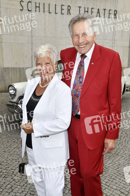 Theaterpremiere 'Zuhause bin ich Darling' in Berlin