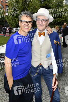 Theaterpremiere 'Zuhause bin ich Darling' in Berlin