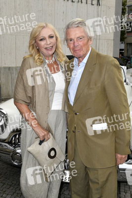 Theaterpremiere 'Zuhause bin ich Darling' in Berlin