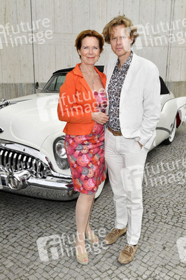 Theaterpremiere 'Zuhause bin ich Darling' in Berlin