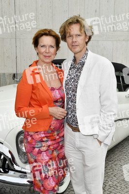 Theaterpremiere 'Zuhause bin ich Darling' in Berlin