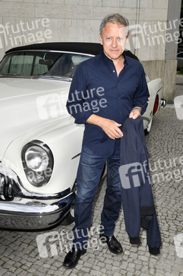 Theaterpremiere 'Zuhause bin ich Darling' in Berlin