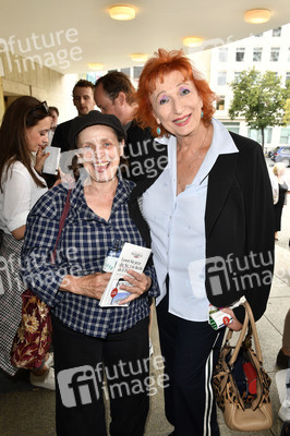 Theaterpremiere 'Zuhause bin ich Darling' in Berlin