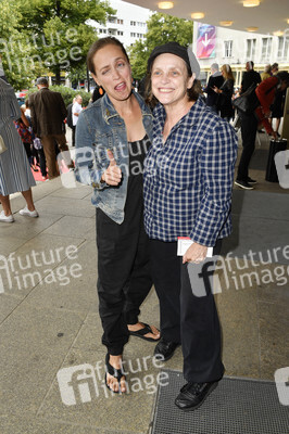 Theaterpremiere 'Zuhause bin ich Darling' in Berlin