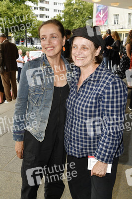 Theaterpremiere 'Zuhause bin ich Darling' in Berlin