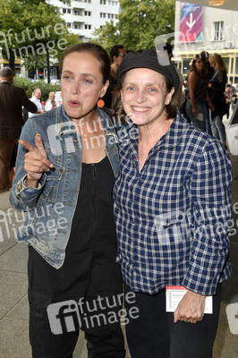 Theaterpremiere 'Zuhause bin ich Darling' in Berlin