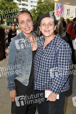 Theaterpremiere 'Zuhause bin ich Darling' in Berlin