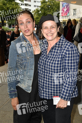 Theaterpremiere 'Zuhause bin ich Darling' in Berlin