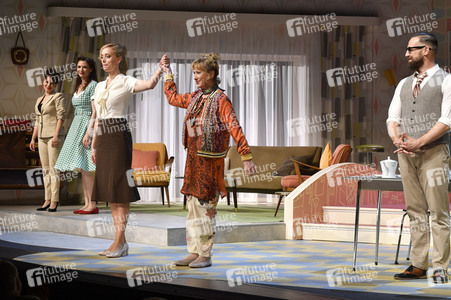 Theaterpremiere 'Zuhause bin ich Darling' in Berlin