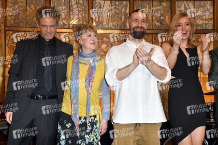 Theaterpremiere 'Zuhause bin ich Darling' in Berlin